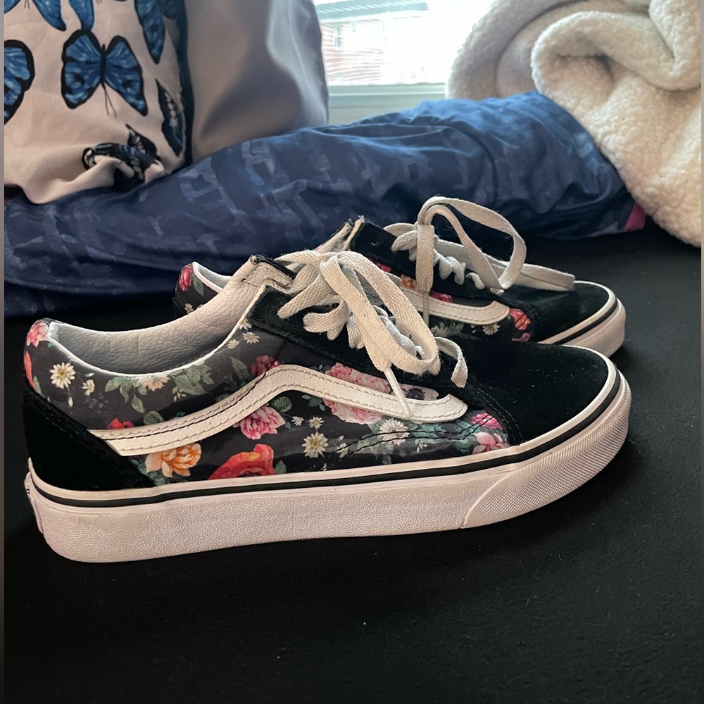 Vans low top, 8 in woman’s 6.5 men’s